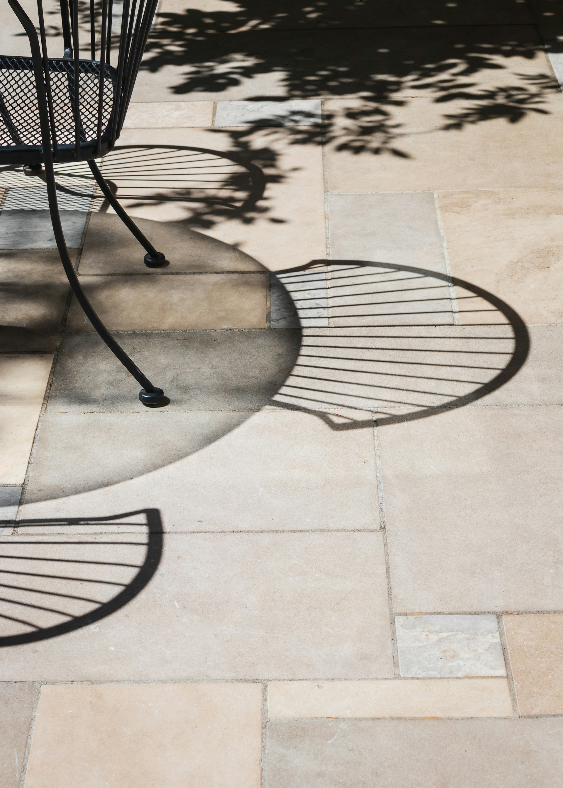 Ombre de chaise sur une terrasse en pierre