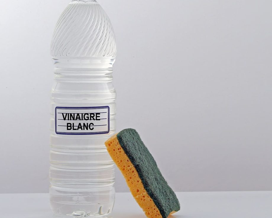 Vinaigre blanc et éponge