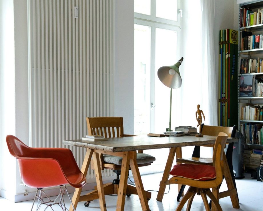 photo d'un intérieur design avec une table de bureau et un radiateur mural