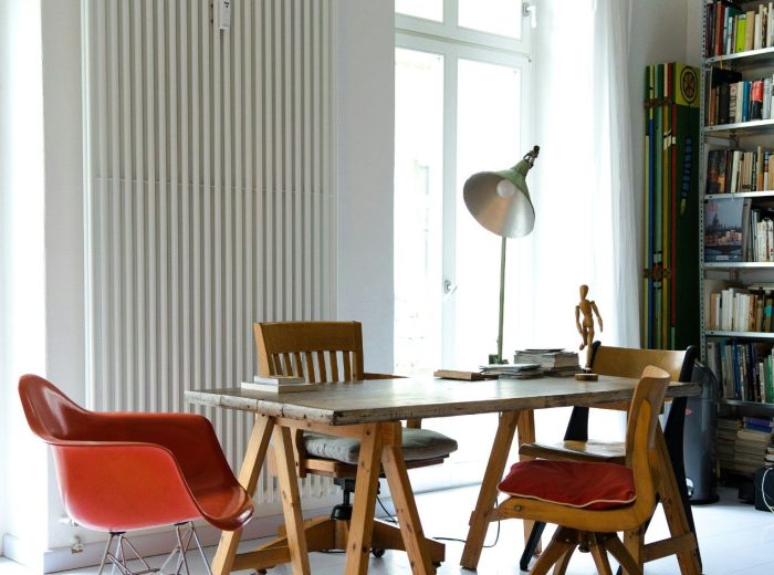 photo d'un intérieur design avec une table de bureau et un radiateur mural